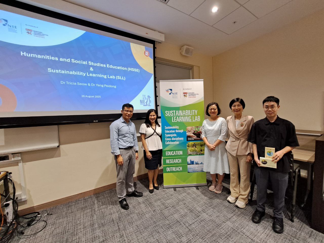 The Delegation Visits the Sustainability Learning Lab, NTU
